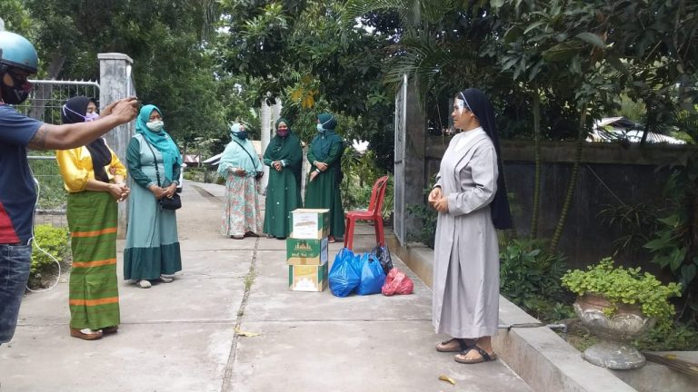 Muslimat NU Sikka  Serahkan Bantuan Untuk  Susteran Bunda Hati Kudus Yesus