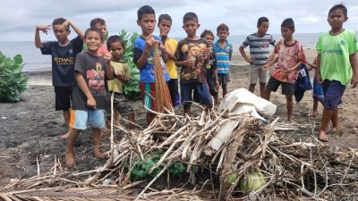 Anak Paud Restorasi Bersih Sampah di Pantai Patisomba Maumere