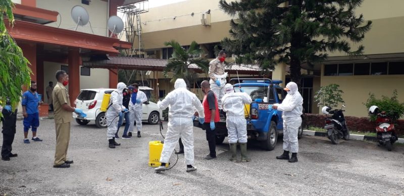 Kantor DPRD NTT disemprot Disinfektan usai Wagub NTT umumkan dirinya positif Covid-19