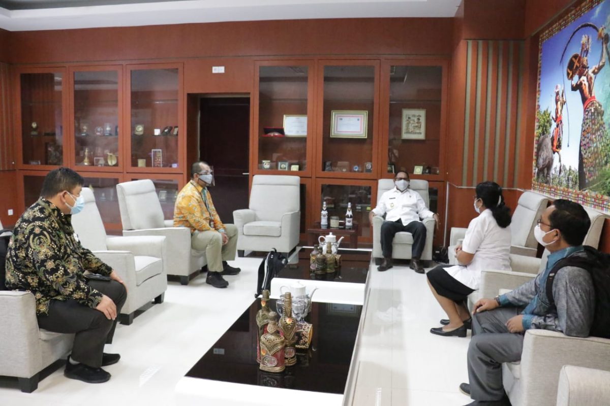Wagub NTT, Ketika menerima tim KPK RI dan Inspektur Daerah Provinsi NTT Ruth D. Laiskodat bertempat di Ruang Kerjanya pada Rabu 10 Februari 2021.