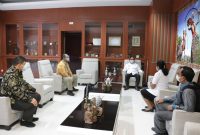 Wagub NTT, Ketika menerima tim KPK RI dan Inspektur Daerah Provinsi NTT Ruth D. Laiskodat bertempat di Ruang Kerjanya pada Rabu 10 Februari 2021.