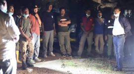 Bupati Sumba Tengah, Paulus SK Limu ketika melakukan pemantaun pengendalian hama belalang/ Foto Humas Sumba Tengah