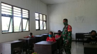 Babinsa Koramil 1604-02/Camplong Edukasi Prokes Covid-19 Bagi Pelajar SMP di Fatuleu