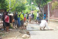 Anggota DPRD NTT, Adoe Yuliana Elisabet ketika memantau pengerjaan jalan rabat di RT 18, Kelurahan TDM, Kota Kupang/Foto : Fidel Nogor for NTTPedia.id