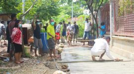 Anggota DPRD NTT, Adoe Yuliana Elisabet ketika memantau pengerjaan jalan rabat di RT 18, Kelurahan TDM, Kota Kupang/Foto : Fidel Nogor for NTTPedia.id