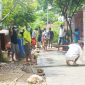 Anggota DPRD NTT, Adoe Yuliana Elisabet ketika memantau pengerjaan jalan rabat di RT 18, Kelurahan TDM, Kota Kupang/Foto : Fidel Nogor for NTTPedia.id