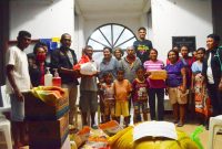 CEO Marungga Foundation, Anton Jawamara  ketika menyerahkan bantuan Sembako untuk warga kabupaten Kupang/Foto Anjar