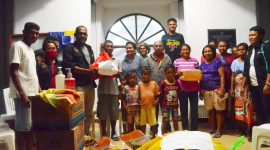 CEO Marungga Foundation, Anton Jawamara  ketika menyerahkan bantuan Sembako untuk warga kabupaten Kupang/Foto Anjar
