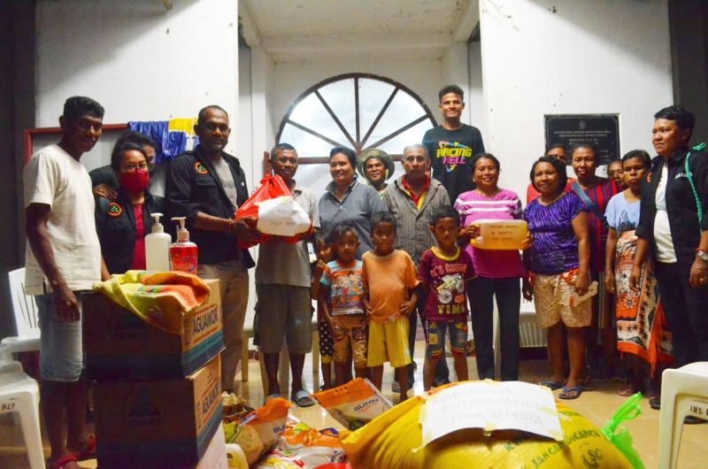 CEO Marungga Foundation, Anton Jawamara  ketika menyerahkan bantuan Sembako untuk warga kabupaten Kupang/Foto Anjar
