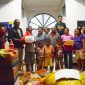 CEO Marungga Foundation, Anton Jawamara  ketika menyerahkan bantuan Sembako untuk warga kabupaten Kupang/Foto Anjar