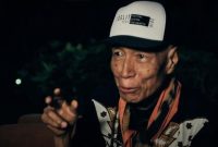 Penyair dan senimat Umbu Landu Paranggi meninggal dunia pada Selasa (6/4). Jejak langkahnya di Yogyakarta jadi awal lahirnya nama-nama besar dunia sastra. (Foto: Tangkapan layar youtube Pusat Pembinaan Bahasa dan Sastra Kemendikbud)/dikuti dari CNN