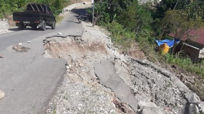 Ruas Jalan Di Desa Fatusene TTU Nyaris Putus, Warga Minta Perhatian Pemerintah.