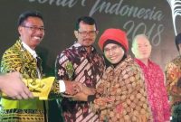 Nikodemus Rihi Heke ketika menerima Trophy dari Anugerah Pesona Indonesia/Foto Istimewa