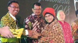 Nikodemus Rihi Heke ketika menerima Trophy dari Anugerah Pesona Indonesia/Foto Istimewa