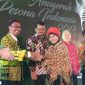 Nikodemus Rihi Heke ketika menerima Trophy dari Anugerah Pesona Indonesia/Foto Istimewa