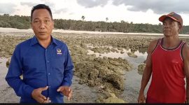 Salah satu perwakilan Nelayan dan petani rumput laut di Molie, Martinus Megon  dan Ketua DPD Nasdem Sabu Raijua, Lepton Baki Boni/ Foto : Bidang Media dan Komunikasi Publik DPW Nasdem NTT
