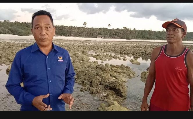 Salah satu perwakilan Nelayan dan petani rumput laut di Molie, Martinus Megon  dan Ketua DPD Nasdem Sabu Raijua, Lepton Baki Boni/ Foto : Bidang Media dan Komunikasi Publik DPW Nasdem NTT