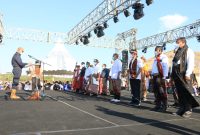 LANTIK. Gubernur NTT, Viktor Bungtilu Laiskodat, Jumat (27/8/2021) bertempat di pantai Desa Otan Kecamatan Semau Kabupaten Kupang, melantik TPAKD kabupaten/kota se-NTT. Hadir Wakil Gubernur, Josep Nae Soi, Kepala Kantor Perwakilan Kepala Bank Indonesia NTT, I Nyoman Ariawan Atmaja, Kepala OJK NTT, Robert Sianipar, Dirut Bank NTT Harry Alexander Riwu Kaho dan para direksi, Komisaris Utama Bank NTT, Juvenile Jodjana dan para undangan. Foto: Pemprov NTT