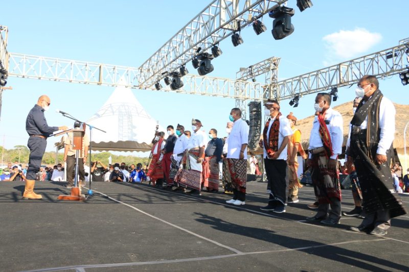 LANTIK. Gubernur NTT, Viktor Bungtilu Laiskodat, Jumat (27/8/2021) bertempat di pantai Desa Otan Kecamatan Semau Kabupaten Kupang, melantik TPAKD kabupaten/kota se-NTT. Hadir Wakil Gubernur, Josep Nae Soi, Kepala Kantor Perwakilan Kepala Bank Indonesia NTT, I Nyoman Ariawan Atmaja, Kepala OJK NTT, Robert Sianipar, Dirut Bank NTT Harry Alexander Riwu Kaho dan para direksi, Komisaris Utama Bank NTT, Juvenile Jodjana dan para undangan. Foto: Pemprov NTT