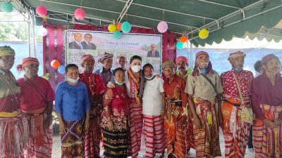 Program Tenun Masuk Sekolah, Julie Laiskodat  Beri Modal dan Beli Hasil Karya Siswa SMA Negeri Tobu, TTS