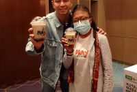 Artis Papan Atas, Raffi Ahmad ketika foto bersama pemilik Booth Haydrink Asal NTT, Putry Lelo/Foto : Dok Dekranasda NTT