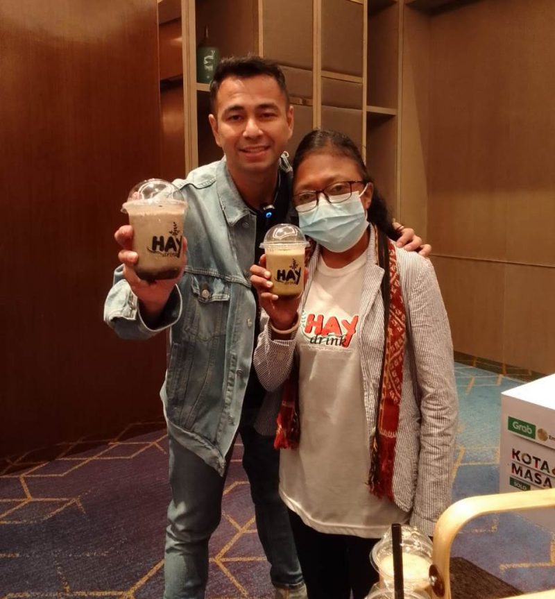 Artis Papan Atas, Raffi Ahmad ketika foto bersama pemilik Booth Haydrink Asal NTT, Putry Lelo/Foto : Dok Dekranasda NTT
