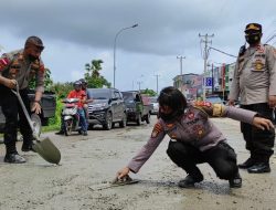 Polisi di Polres Kupang Kota Tambal Badan Jalan Yang Rusak