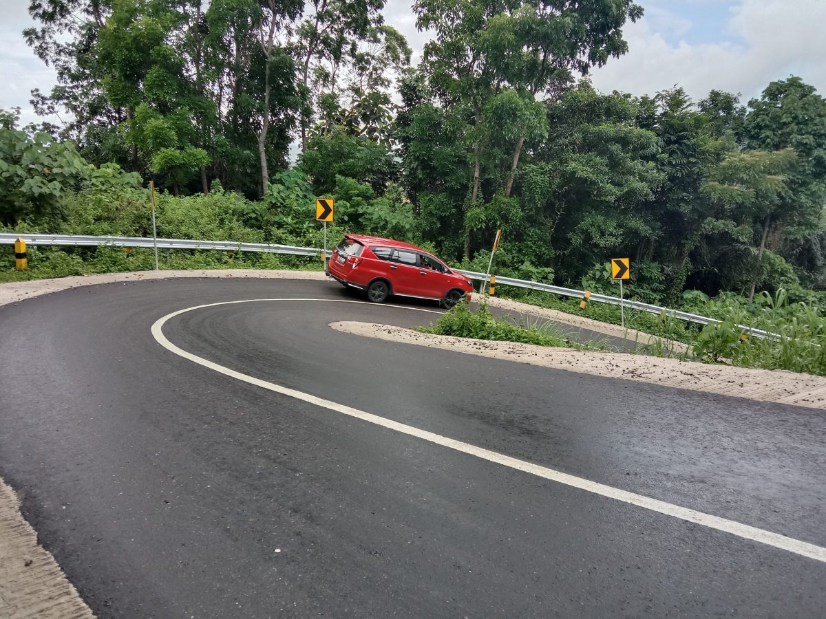 Mulusnya Ruas Jalan Provinsi di Kecamatan Boleng, Kabupaten Manggarai Barat. Jalan ini dulunya masuk kategori rusak berat. pada masa Kepemimpinan Gubernur Viktor Bungtilu Laiskodat, jalan ini mulus.Foto: ELas Jawamara