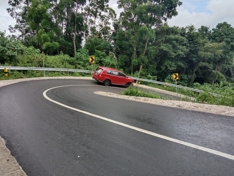 Mulusnya Ruas Jalan Provinsi di Kecamatan Boleng, Kabupaten Manggarai Barat. Jalan ini dulunya masuk kategori rusak berat. pada masa Kepemimpinan Gubernur Viktor Bungtilu Laiskodat, jalan ini mulus.Foto: ELas Jawamara
