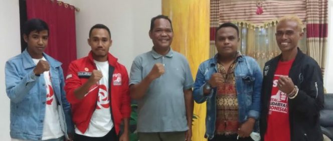 Wakil Bupati Sumba Tengah, Ir Daniel Landa (Tengah) foto bersama DPD PSI (Foto: Umbu Sorung/ Savanaparadise.com)