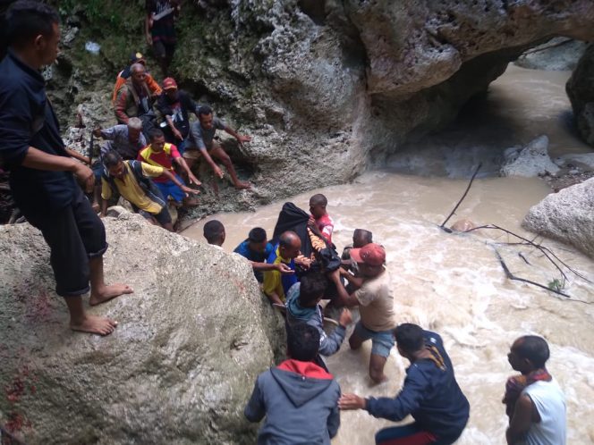 
					Sebrang Sungai Saat Hujan, Wanita di TTS Tewas Terseret Banjir