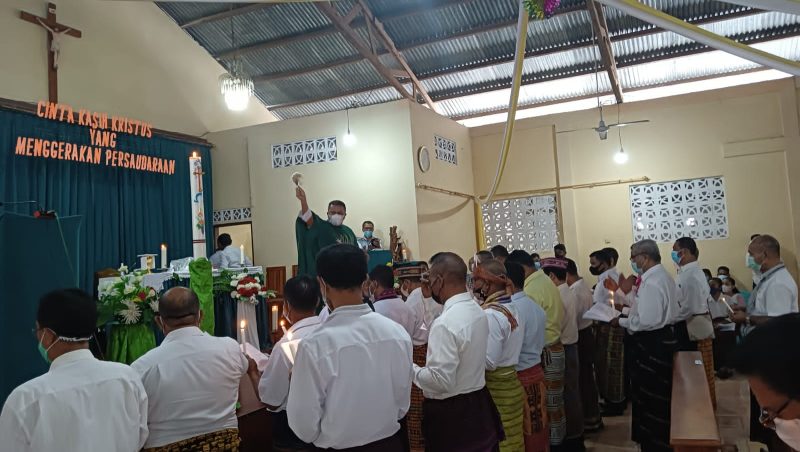 Para pengurus direciki air berkat oleh Romo Dus dalam Misa Pengukuhan/Foto: Fidel 42na