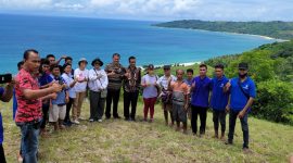Wabup Sumba Barat, Jhon Lado Tinjau lokasi Jagung Dampingan PT.Berlian Internasional Indonesia-Sumba./Foto Umbu Sorung/NTTPedia.id