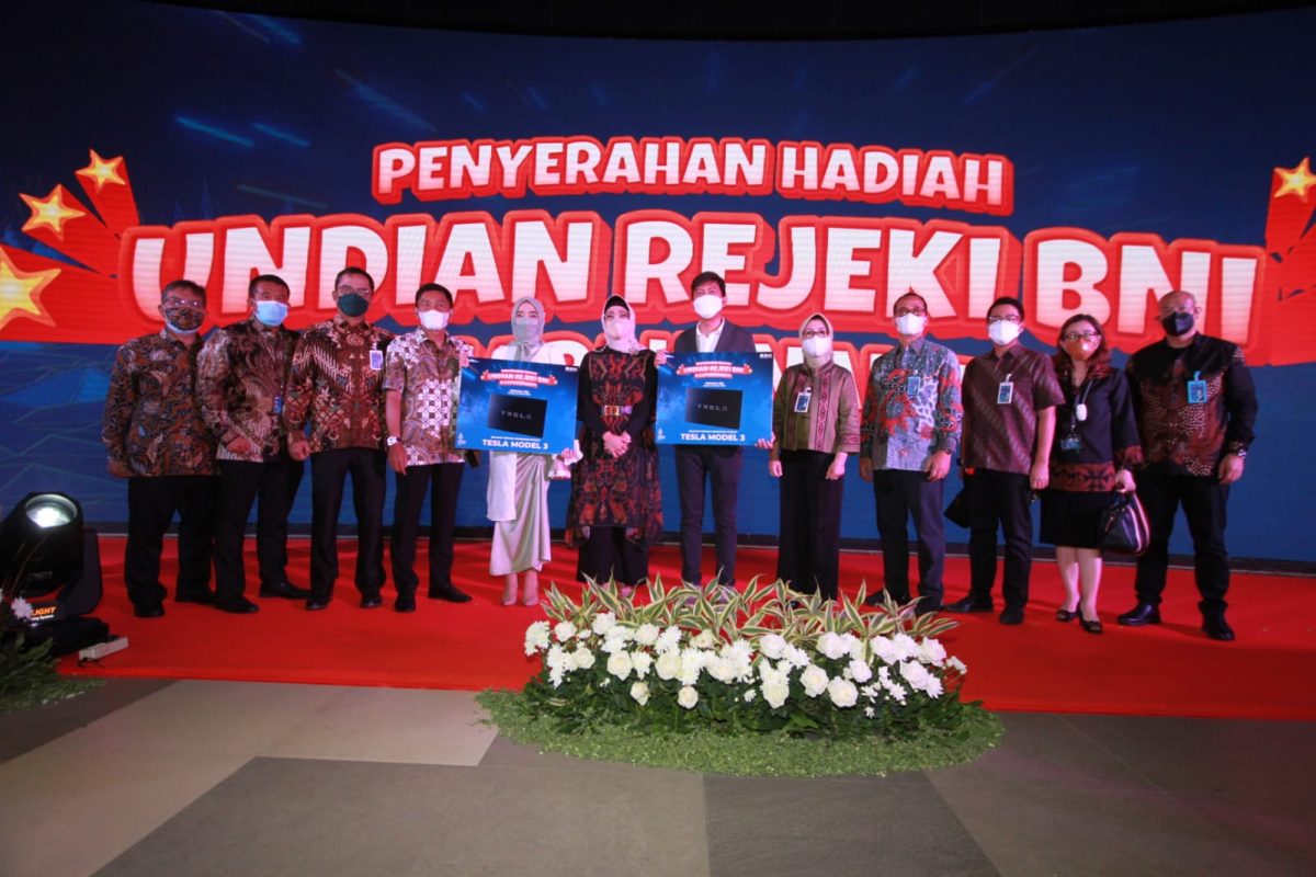 Jakarta-- Wakil Direktur Utama BNI Adi Sulistyowati bersama pemenang hadiah grand prize Mobil listrik mewah Tesla Model 3 Ryan di Menara BNI Pejompongan, Kamis (24/3/2022). BNI proaktif mengadakan program-program apresiasi seru yang dapat dinikmati nasabah sambil bisa menikmati berbagai benefit transaksi dari diskon belanja kartu debit BNI.