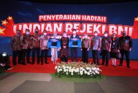 Jakarta-- Wakil Direktur Utama BNI Adi Sulistyowati bersama pemenang hadiah grand prize Mobil listrik mewah Tesla Model 3 Ryan di Menara BNI Pejompongan, Kamis (24/3/2022). BNI proaktif mengadakan program-program apresiasi seru yang dapat dinikmati nasabah sambil bisa menikmati berbagai benefit transaksi dari diskon belanja kartu debit BNI.
