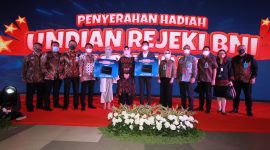 Jakarta-- Wakil Direktur Utama BNI Adi Sulistyowati bersama pemenang hadiah grand prize Mobil listrik mewah Tesla Model 3 Ryan di Menara BNI Pejompongan, Kamis (24/3/2022). BNI proaktif mengadakan program-program apresiasi seru yang dapat dinikmati nasabah sambil bisa menikmati berbagai benefit transaksi dari diskon belanja kartu debit BNI.