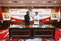 Jakarta-- Menteri PAN RB Tjahjo Kumolo  dan Direktur Utama BNI Royke Tumilaar dalam Penandatanganan Nota Kesepahaman (MoU) Digitalisasi Pengelolaan Sumber Daya Manusia bagi Aparatur Sipil Negara dan Program Ekosistem Keuangan Institusi Pemerintah, di Jakarta, Selasa (29 Maret 2022).  BNI pun terus mengupayakan optimalisasi penggunaan teknologi digital dalam semua lini bisnis. Pada era digital saat ini perlu lebih memperkuat kolaborasi termasuk BNI yang sudah memiliki arsitektur Human Capital yang kuat agar dapat membantu digitalisasi pengelolaan ASN.Foto Dok BNI