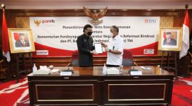 Jakarta-- Menteri PAN RB Tjahjo Kumolo  dan Direktur Utama BNI Royke Tumilaar dalam Penandatanganan Nota Kesepahaman (MoU) Digitalisasi Pengelolaan Sumber Daya Manusia bagi Aparatur Sipil Negara dan Program Ekosistem Keuangan Institusi Pemerintah, di Jakarta, Selasa (29 Maret 2022).  BNI pun terus mengupayakan optimalisasi penggunaan teknologi digital dalam semua lini bisnis. Pada era digital saat ini perlu lebih memperkuat kolaborasi termasuk BNI yang sudah memiliki arsitektur Human Capital yang kuat agar dapat membantu digitalisasi pengelolaan ASN.Foto Dok BNI