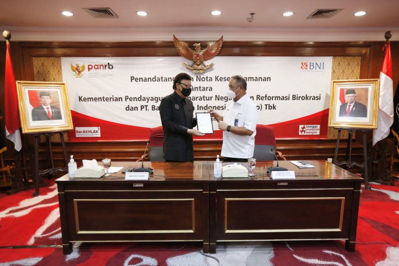 Jakarta-- Menteri PAN RB Tjahjo Kumolo  dan Direktur Utama BNI Royke Tumilaar dalam Penandatanganan Nota Kesepahaman (MoU) Digitalisasi Pengelolaan Sumber Daya Manusia bagi Aparatur Sipil Negara dan Program Ekosistem Keuangan Institusi Pemerintah, di Jakarta, Selasa (29 Maret 2022).  BNI pun terus mengupayakan optimalisasi penggunaan teknologi digital dalam semua lini bisnis. Pada era digital saat ini perlu lebih memperkuat kolaborasi termasuk BNI yang sudah memiliki arsitektur Human Capital yang kuat agar dapat membantu digitalisasi pengelolaan ASN.Foto Dok BNI