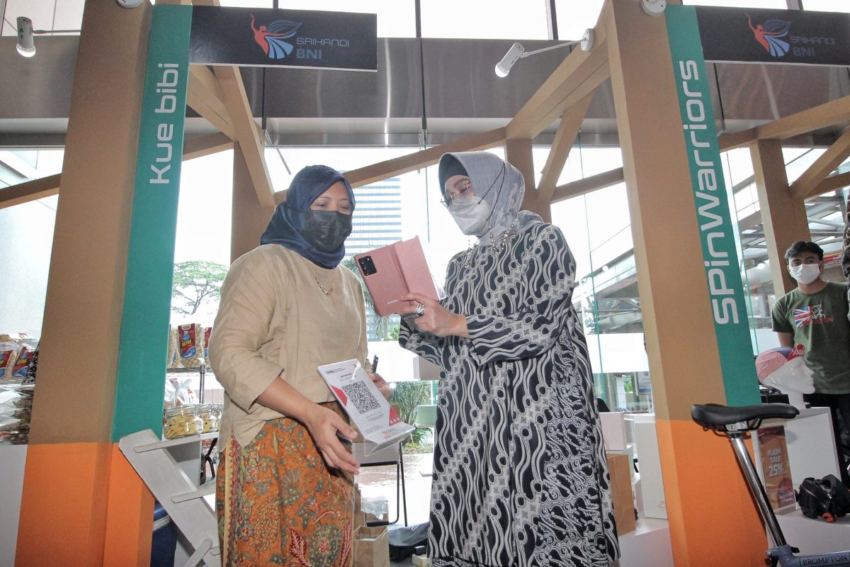 Jakarta -- Wakil Direktur Utama BNI Adi Sulistyowati tengah melakukan kunjungan Bazaar UMKM Perempuan Binaan BNI dalam Peringatan Hari Kartini Bersama Srikandi BNI, Kamis (21/4/2022).
BNI meyakini jika tradisi besar seorang Kartini sebagai pendobrak perubahan harus diberi ruang. Kesempatan seluas-luasnya ini diciptakan dan diberikan BNI bagi sejumlah perempuan berprestasi dalam perusahaan, yang ikut menopang pertumbuhan BNI yang secara berkelanjutan.Foto Dok BNI