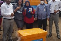 Bank NTT Cabang Lembata bersama salah satu pedagang ikan. (Foto: istimewa)