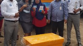 Bank NTT Cabang Lembata bersama salah satu pedagang ikan. (Foto: istimewa)