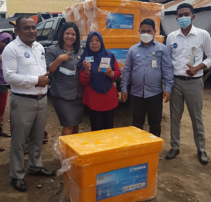 Bank NTT Cabang Lembata bersama salah satu pedagang ikan. (Foto: istimewa)