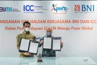 JAKARTA -- (Ki-ka) Direktur Treasury dan Internasional BNI Henry Panjaitan dengan Presiden ICC Indonesia IIham Akbar Habibie dalam Penandatanganan Perjanjian Kerjasama (PKS) BNI dan ICC Indonesia dalam Pemberdayaan UMKM Menuju Pasar Global di Xpora Hub Gedung Smesco Jakarta, Selasa (12/4/2022).   Sebagai mitra perbankan utama (preferred bank) global banking, BNI berkomitmen untuk menyediakan solusi layanan perbankan dan pendampingan bagi para pelaku usaha berorientasi ekspor khususnya para UMKM agar dapat mengembangkan kapasitas produksinya guna menembus pasar global.Foto Dok BNI