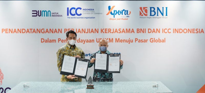 JAKARTA -- (Ki-ka) Direktur Treasury dan Internasional BNI Henry Panjaitan dengan Presiden ICC Indonesia IIham Akbar Habibie dalam Penandatanganan Perjanjian Kerjasama (PKS) BNI dan ICC Indonesia dalam Pemberdayaan UMKM Menuju Pasar Global di Xpora Hub Gedung Smesco Jakarta, Selasa (12/4/2022).   Sebagai mitra perbankan utama (preferred bank) global banking, BNI berkomitmen untuk menyediakan solusi layanan perbankan dan pendampingan bagi para pelaku usaha berorientasi ekspor khususnya para UMKM agar dapat mengembangkan kapasitas produksinya guna menembus pasar global.Foto Dok BNI