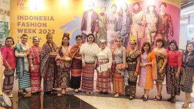 Busana Karya Emas 14 Desainer NTT Membahana di Panggung  Indonesia Fashion Week 2022