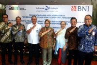 Foto
Dokumen BNI  JAKARTA – (Ki-ka) Direktur Tresuri dan Internasional BNI Henry Panjaitan, Direktur Bisnis UMKM BNI Muhammad Iqbal, Direktur Utama BNI Royke Tumilaar, Direktur Eksekutif LPEI Rijani Tirtoso, Direktur Pelaksana Bidang Hubungan Kelembagaan LPEI Chesna Fizetty Anwar, Direktur Pelaksana Bidang Pengembangan Bisnis LPEI Maqin U Norhadi, Direktur Pelaksana Bidang Pembiayaan LPEI Dikdik Yustandi dalam MoU BNI dan LPEI terkait pemberian penjaminan kredit UMKM, Senin (25/4/2022). BNI bersama LPEI akan membantu UMKM *agar* mendapat pendampingan dan pelatihan guna mendorong program naik kelas Go Digital, Go Global, dan Go Productive.Foto: Dok BNI