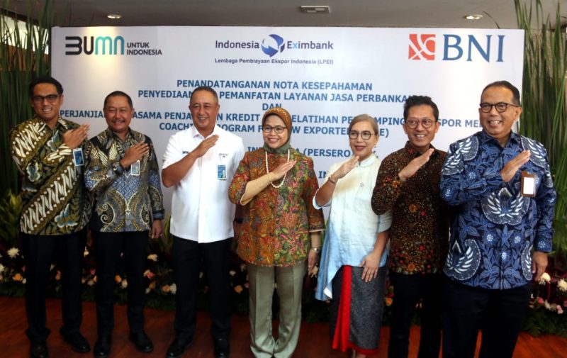 Foto
Dokumen BNI JAKARTA – (Ki-ka) Direktur Tresuri dan Internasional BNI Henry Panjaitan, Direktur Bisnis UMKM BNI Muhammad Iqbal, Direktur Utama BNI Royke Tumilaar, Direktur Eksekutif LPEI Rijani Tirtoso, Direktur Pelaksana Bidang Hubungan Kelembagaan LPEI Chesna Fizetty Anwar, Direktur Pelaksana Bidang Pengembangan Bisnis LPEI Maqin U Norhadi, Direktur Pelaksana Bidang Pembiayaan LPEI Dikdik Yustandi dalam MoU BNI dan LPEI terkait pemberian penjaminan kredit UMKM, Senin (25/4/2022). BNI bersama LPEI akan membantu UMKM *agar* mendapat pendampingan dan pelatihan guna mendorong program naik kelas Go Digital, Go Global, dan Go Productive.Foto: Dok BNI