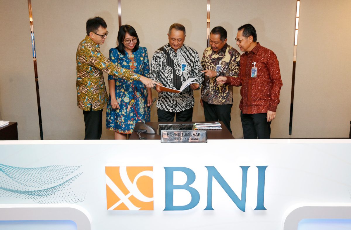 Foto
JAKARTA -- (Ki-ka) Direktur IT dan Operasi BNI Y.B. Hariantono, Direktur Keuangan BNI Novita Widya Anggraini, Direktur Utama BNI Royke Tumilaar, Direktur Bisnis UMKM BNI, Muhammad Iqbal, dan Direktur Manajemen Risiko BNI David Pirzada dalam Public Expose Kuartal I 2022 BNI, Selasa (26/4/2022). Percetakan laba bersih pada kuartal pertama BNI tahun ini mencapai Rp3,96 triliun, tumbuh 63,2% secara tahunan atau year-on-year (yoy). Foto Dok BNI