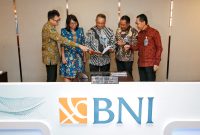 Foto 
JAKARTA -- (Ki-ka) Direktur IT dan Operasi BNI Y.B. Hariantono, Direktur Keuangan BNI Novita Widya Anggraini, Direktur Utama BNI Royke Tumilaar, Direktur Bisnis UMKM BNI, Muhammad Iqbal, dan Direktur Manajemen Risiko BNI David Pirzada dalam Public Expose Kuartal I 2022 BNI, Selasa (26/4/2022). Percetakan laba bersih pada kuartal pertama BNI tahun ini mencapai Rp3,96 triliun, tumbuh 63,2% secara tahunan atau year-on-year (yoy). Foto Dok BNI